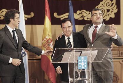 El presidente de la Xunta, Alberto N&uacute;&ntilde;ez Feij&oacute;o, junto a Juli&aacute;n Lucas, alcalde de Cesuras, y Pablo Gonz&aacute;lez, regidor de Oza dos R&iacute;os, en el Pazo de Raxoi de Santiago.