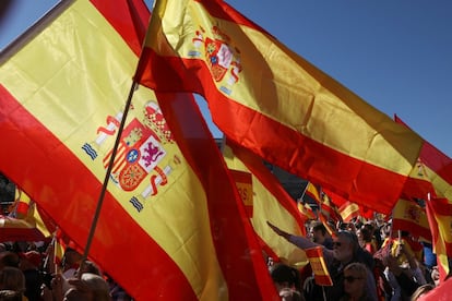 Los manifestantes han portado banderas de España y carteles contra la independencia.