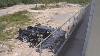 Imagen de una cámara de seguridad donde se observa a un grupo de militares aparentemente asesinar a cinco civiles en Nuevo Laredo, Tamaulipas