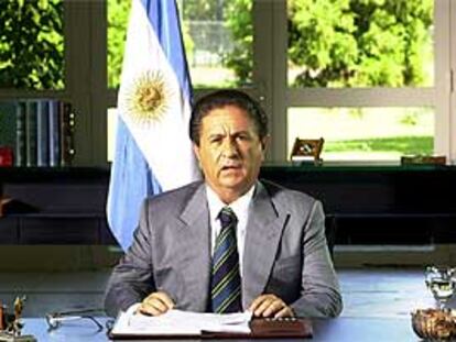 Eduardo Duhalde en un discurso difundido por la radio y la televisión estatales.