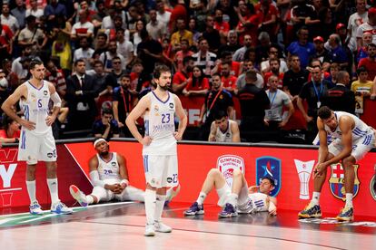 Abalde, Yabusele, Llull, Causeur y Tavares, hundidos tras el final del partido ante el Efes.