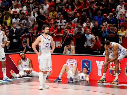 Abalde, Yabusele, Llull, Causeur y Tavares, hundidos tras el final del partido ante el Efes.