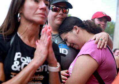 Melissa Pages Sherman abraza a su hija, Rebecca Sherman, durante la segunda manifestación contra la violencia armada en Parkland, Florida.