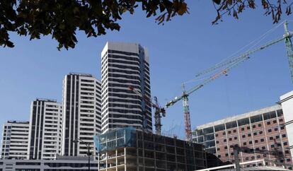 Un edificio en construcción junto a viviendas residenciales en Bilbao. 