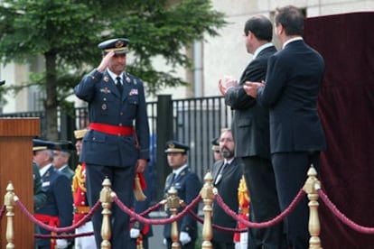 Gómez Arruche, en su toma de posesión, junto a los ministros de Defensa y del Interior.