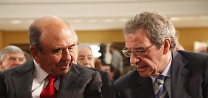 El presidente de Santander, Emilio Botín, charla con el de Telefónica, César Alierta.