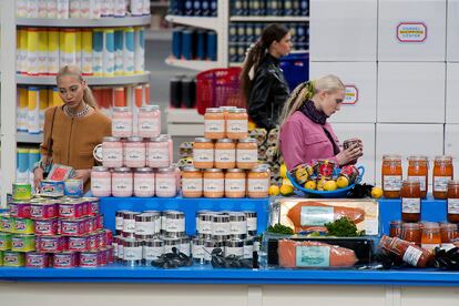 Los lineales de los supermercados.

Supongamos que no hemos ido expresamente a comprar algo de esa marca que lleva encogiéndonos el corazón desde que lanzó su campaña navideña, sino que tenemos que ir al súper a por leche. Ocurre, sin embargo, que salimos del establecimiento con la leche, varias cajas de dulces surtidos, unos calcetines monísimos, dos o tres botellas -sí- de Ruavieja y un parmesano que estaba de oferta. Es imposible luchar contra descuentos, promociones y años de ciencia: los diseñadores de los interiores de los hipermercados saben cosas como que tras 40 minutos de compras, nuestras decisiones dejan de ser racionales y se convierten en emocionales. También tienen técnicas como el “planograma”, resultado del hecho de que se sabe que compramos con más asiduidad productos que están a la altura de nuestros ojos o justo por debajo, motivo por el que los estantes con artículos que más margen dejan a los establecimientos están situados al mismo nivel que la altura media de los españoles. Durante la campaña navideña, las técnicas de marketing se refuerzan para atraernos y elementos como el volumen de la música, los olores, la temperatura o las ofertas son aliados en contra de nuestro juicio para no despilfarrar.

En la imagen, Karl Lagerfeld convirtió el Grand Palais de París en un colosal supermercado para el desfile de Chanel o-i 2014/15.