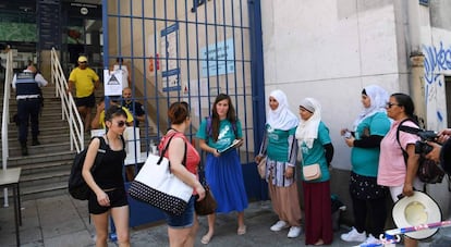 Alliance Citoyenne recoge ayer firmas a la puerta de una piscina.