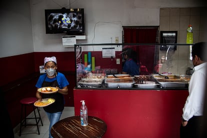 Josefina sirve comidas durante el día en un comedor de la Colonia Reforma, en el centro de la ciudad; por las noches, trabaja en una taquería. Necesita dos trabajos, que le ocupan toda la semana, para poder ahorrar y hacer frente a los gastos derivados de sus próximas operaciones.