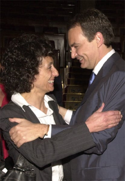 Cabrera felicita a Zapatero tras su investidura, en abril de 2004.