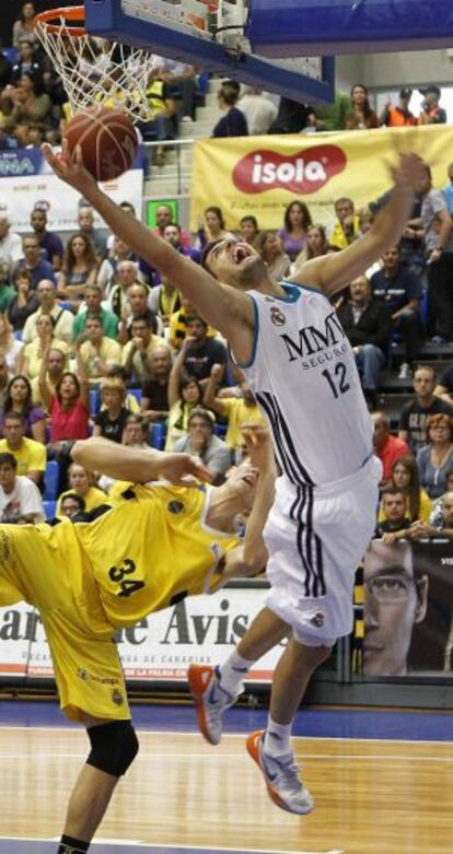 Mirotic busca el rebote ante Levi Rost.