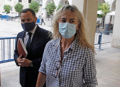 La exalcaldedsa de Alicante Sonia Castedo a su llegada a la Audiencia Provincial para la reanudación del juicio por el presunto amaño del PGOU (Plan General de Urbanismo de Alicante) entre 2008 y 2010, una de las ramas del denominado 'caso Brugal'.