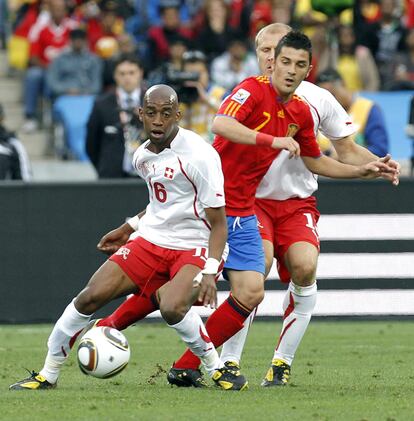 El delantero de la selección española David Villa intenta evitar el control por parte del jugador suizo Gelson Fernandes.