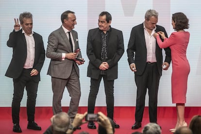 Los componentes del grupo musical Hombres G, Rafa Muñoz (izquierda), Daniel Mezquita, Francisco Javier de Molina y David Summers, reciben de manos de Isabel Díaz Ayuso la Medalla de Plata de la Comunidad de Madrid.