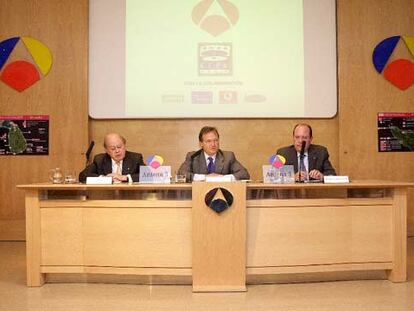 De izquierda a derecha, el ex presidente catalán Jordi Pujol; el consejero delegado de Antena 3, Maurizio Carlotti, y el presidente de la Cruz Roja Española, Juan Manuel Suárez del Toro, el pasado jueves en la presentación del balance de la campaña <i>Un puente solidario.<i>