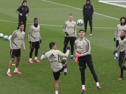 Los jugadores del Madrid, durante el entrenamiento en Valdebebas.