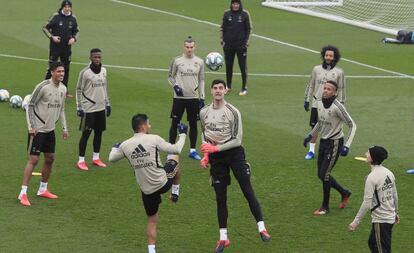 Los jugadores del Madrid, durante el entrenamiento en Valdebebas.