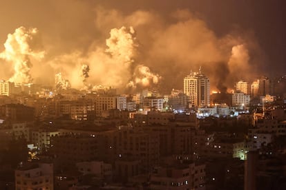 Llamas y humo se elevan sobre la franja de Gaza el 9 de octubre de 2023 durante los bombardeos israelíes, en los primeros días del asedio total sobre el territorio palestino.