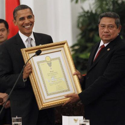 Obama recibe del líder de Indonesia, Susilo Bambang Yudhoyono, una carta dirigida a la madre del presidente de EE UU.