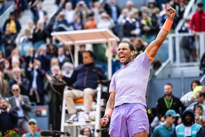 Rafa Nadal celebra su victoria frente a Alex Minaur en el Madrid Open, el 27 de abril. El tenista se despidió de la pista madrileña en el último año de su carrera. 
