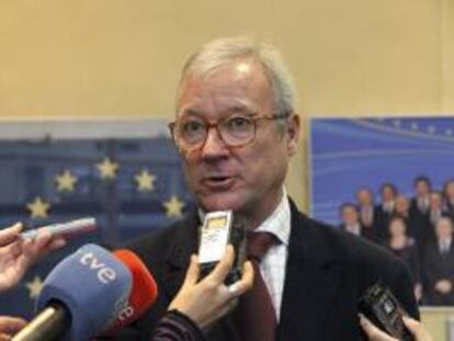 El presidente del Comité de las Regiones y de la Región de Murcia, Ramón Luis Valcárcel, atiende a los medios de comunicación después de entrevistarse con el comisario europeo de Energía, Günther Oettinger, con quien ha tratado sobre la situación del sector de la energía solar, fotovoltaica y termosolar, en España.
