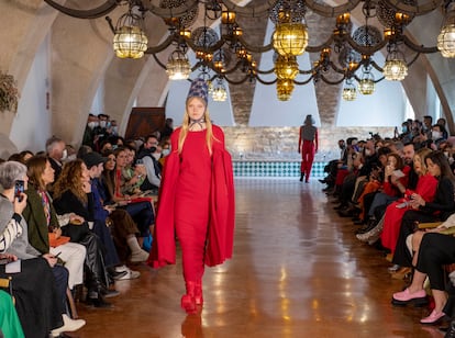 Una modelo durante el desfile de Leandro Cano en Jaén, el 6 de abril de 2022.