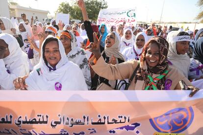 Mujeres sudanesas celebran el lanzamiento de la Unidad para Combatir la Violencia contra Mujeres y Niños, en Jartum, Sudán.