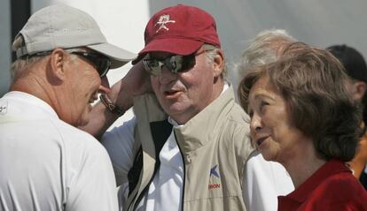 Doña Sofía junto a don Juan Carlos y el rey Harald de Noruega durante la copa del rey de Vela en Palma en 2007.