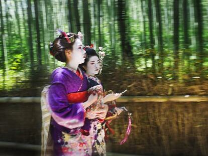 Dos 'geishas' en el bosque de bambú de Arashiyama, cerca de Kioto, en Japón.