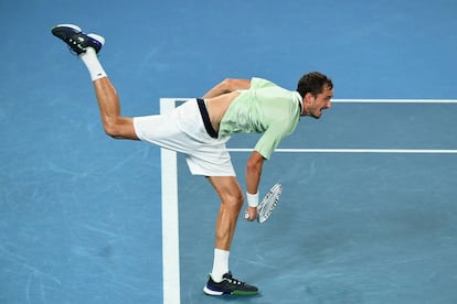 Medvedev sirve durante el partido de cuartos contra Auger-Aliassime.