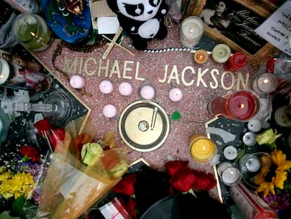 La estrella de Michael Jackson, en el paseo de la Fama de Los Ángeles, cubierta de flores.