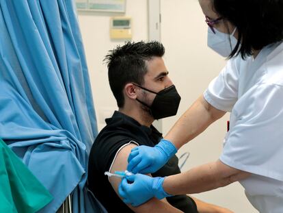 Un joven recibe su primera dosis de la vacuna contra la covid-19 en el centro de salud de Vall d'Alba (Castellón).