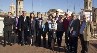 En el centro, Eliseu Climent y, a su izquierda, las familiares del biznieto de Teodor Llorente, junto con los participantes en el homenaje.