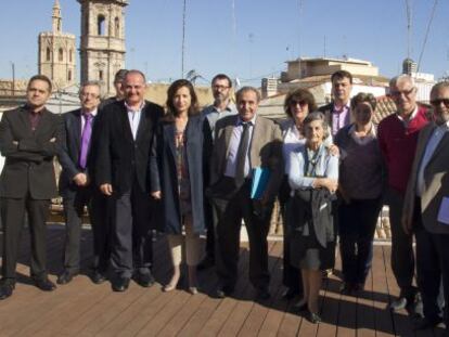 En el centro, Eliseu Climent y, a su izquierda, las familiares del biznieto de Teodor Llorente, junto con los participantes en el homenaje.