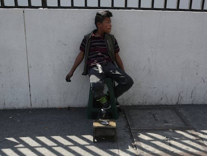 Los ni&ntilde;os lustradores son a menudo la &uacute;nica fuente de ingresos de sus familias lo que les obliga a dejar la escuela para trabajar m&aacute;s horas y conseguir m&aacute;s ingresos.
 