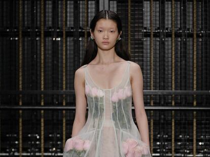 Flores, transparencias y lazadas en Simone Rocha