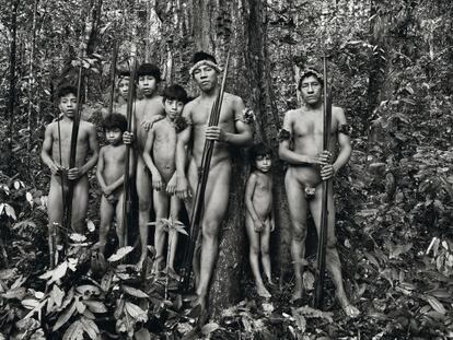Varones de la tribu de los aw&aacute;, en su h&aacute;bitat natural al noreste de Brasil, en plena Amazonia. Los integrantes de este grupo ind&iacute;gena son principalmente cazadores-recolectores y horticultores n&oacute;madas.
