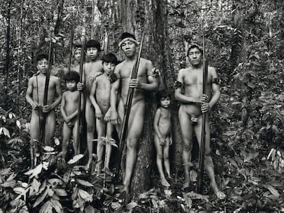 Homens da tribo awá, na Amazônia.