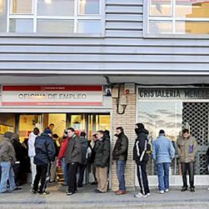 Cola de parados en una oficina del Inem