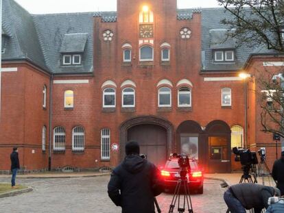 Periodistas apostados frente a la cárcel de la localidad de Neumünster, al sur de Kiel