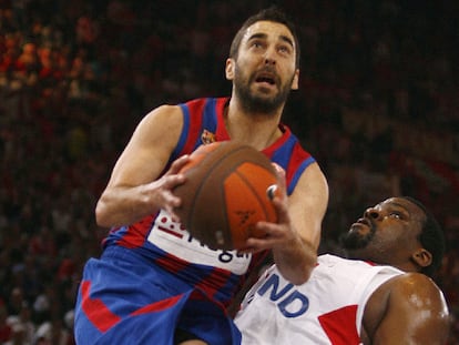 Navarro entra a canasta frente a Schortsanitis.