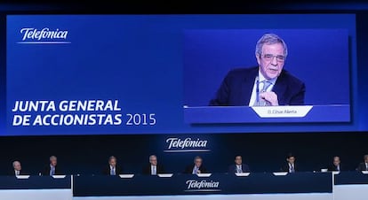 El presidente de Telef&oacute;nica, C&eacute;sar Alierta (c), durante la Junta de Accionistas celebrada hoy en Madrid.