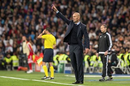 El entrenador del Real Madrid Zinedine Zidane durante el partido de vuelta de semifinales de la Liga de Campeones que enfrenta a Real Madrid y Bayern Múnich esta noche en el estadio Santiago Bernabéu, en Madrid. 