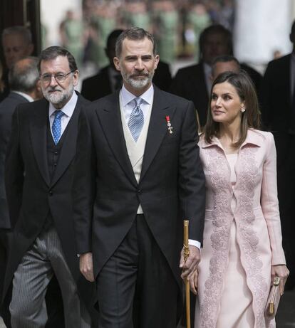 Los Reyes acompañados por el presidente del Gobierno, Mariano Rajoy.