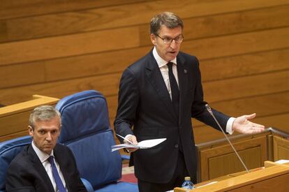 Feijóo, de pie, junto al vicepresidente Alfonso Rueda, durante la sesión parlamentaria del miércoles sobre los incendios.