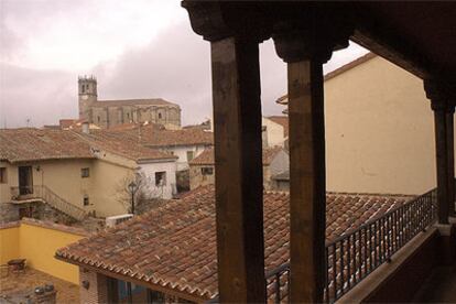 Vista a la iglesia desde la galería del hotel Rincón de Traspalacio.