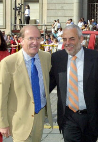 Pedro Rodríguez, alcalde de Huelva del PP, y Antonio Ortega, consejero de Turismo de Andalucía, ayer,16 de mayo de 2002 en Huelva.
