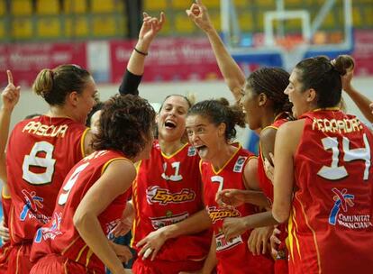 Las jugadoras españolas expresan su alegría por el triunfo.