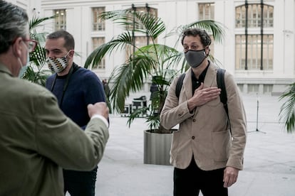 Felipe Llamas es recibido por el secretario del pleno al llegar a Cibeles el martes en su estreno como concejal