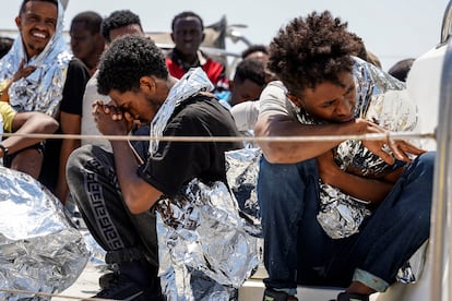 Un grupo de migrantes, en un barco de la guardia costera, a su llegada al puerto de Mitilene, en la isla de Lesbos, en el noreste del mar Egeo, Grecia, este miércoles.